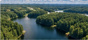 Järvi ja rantakiinteistöjä ilmasta